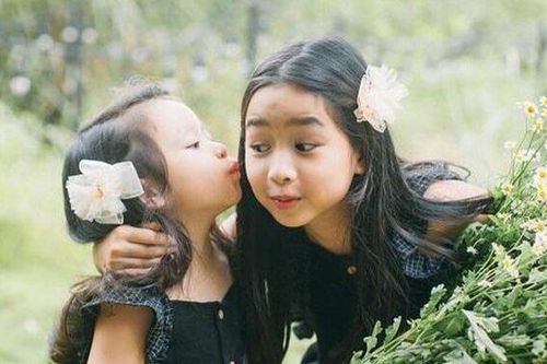 2 công chúa nhà Lưu Hương Giang - Hồ Hoài Anh khiến dân tình mê mẩn khi mặc đồ đôi đáng yêu