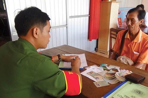 Ông bán vé số dạo nhặt và trả lại ví cho người bị mất