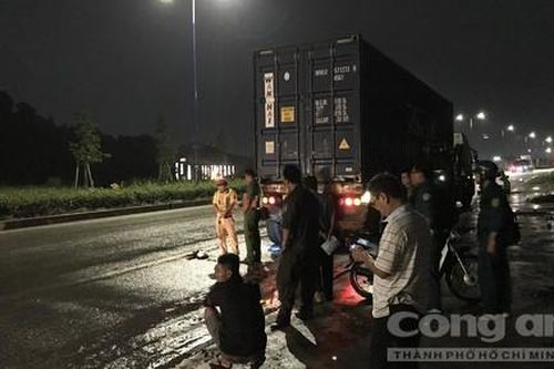 Xe máy tông đuôi container đậu bên đường, một người nguy kịch