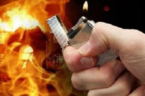Thanh niên đến nhà bạn gái phá cửa xông vào, bị bỏng nặng do xăng