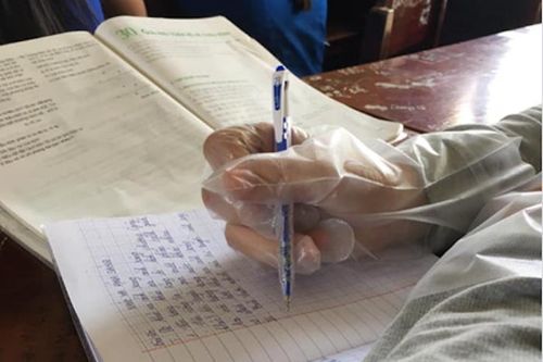 Tuyệt chiêu của nữ sinh chống mồ hôi tay