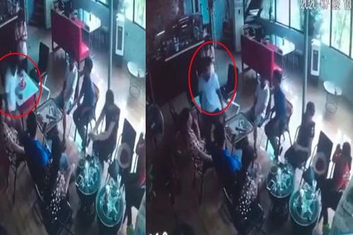 Đang ngồi trong quán cà phê, người đàn ông bị hàng xóm đâm chết