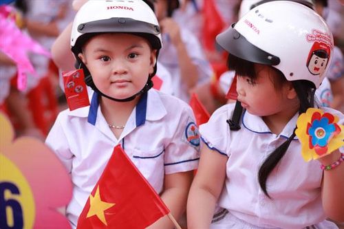 Trao tặng hơn 1,9 triệu mũ bảo hiểm cho học sinh lớp 1