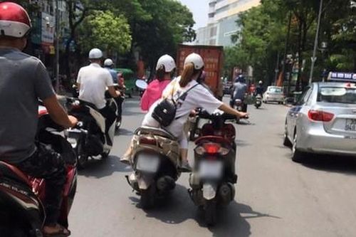 Hai cô gái dắt xe như diễn xiếc trên đường phố khiến người thót tim nhưng khi nhìn những màn chở hàng này thì còn hoang mang tột độ