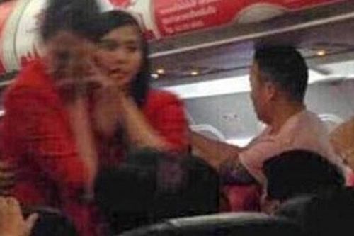 Nữ hành khách ném điện thoại vào tiếp viên hàng không bị cấm bay