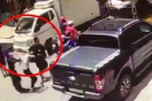 Xôn xao nhóm người bịt mặt xông vào cửa hàng hành hung một phụ nữ đang bế con nhỏ