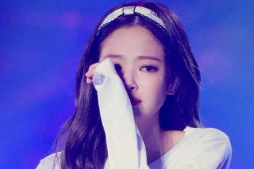 Những khoảnh khắc khiến fan K-Pop lo lắng cho sức khỏe tâm lý của Jennie (BLACKPINK)
