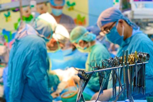 Bác sĩ kể lại giây phút khẩn cấp cứu bé trai bị đâm thủng tim