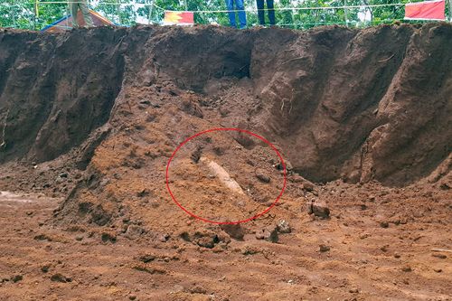 Công nhân đào trúng quả bom dài 2 mét