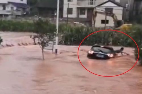 Tài xế thoát khỏi ôtô khi bị lũ cuốn trôi ở Trung Quốc