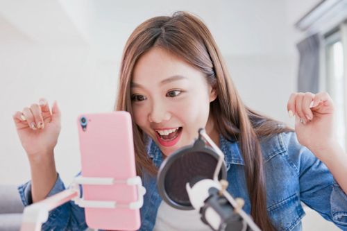 Dân TQ đổ xô đi livestream bán nhà, xe tải và tên lửa