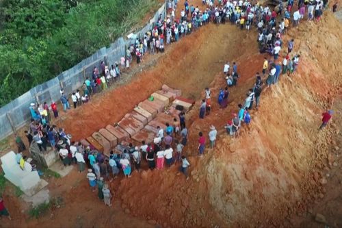 Mộ tập thể của các nạn nhân xấu số trong vụ sập mỏ ngọc ở Myanmar