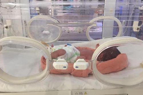 Bé gái 1,1 kg nguy kịch vì được sinh tại nhà