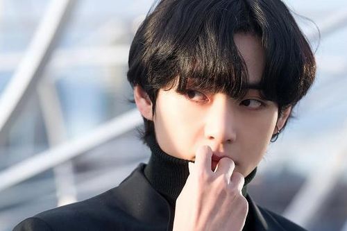 V BTS là nghệ sĩ solo châu Á duy nhất có thành tích này trên iTunes