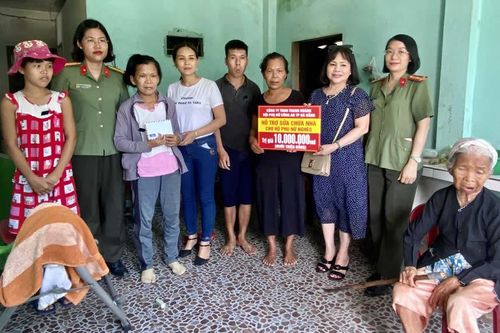 Hội Phụ nữ CATP Đà Nẵng sửa chữa nhà cho phụ nữ nghèo, có hoàn cảnh khó khăn trên địa bàn Hòa Vang