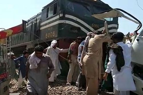 Pakistan: Tàu hỏa lao vào xe buýt chở người hành hương