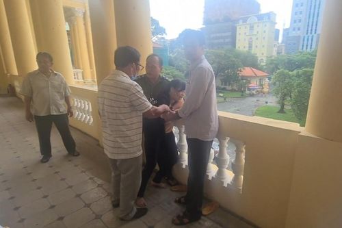 TPHCM: Xôn xao dư luận vụ đương sự định nhảy lầu sau khi tòa tuyên án