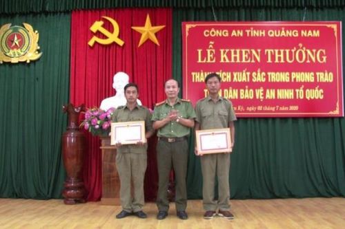 Trao bằng khen cho công dân báo tin bắt Triệu Quân Sự ở quán net