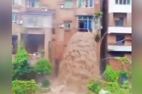 Bùn lầy chảy từ cửa sổ nhà dân như thác nước tại Trung Quốc