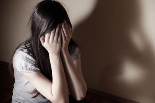 Dụ bé gái 12 tuổi đến nhà cho đồ chơi để hiếp dâm