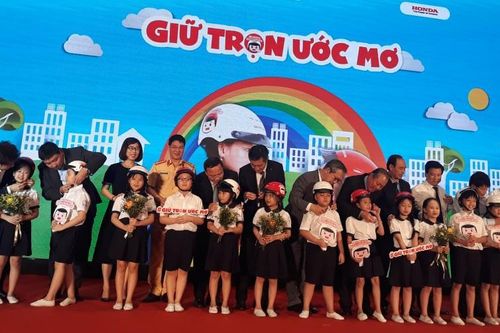 Trao gần 2 triệu mũ bảo hiểm cho học sinh lớp 1 năm học 2020-2021