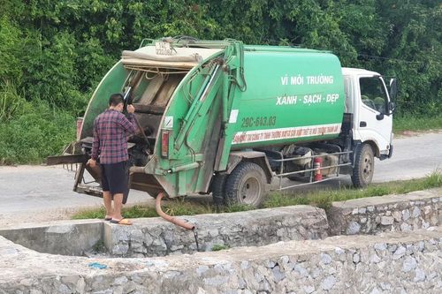 Xe dán tên công ty môi trường đổ trộm chất thải ở 'đảo ngọc' Cô Tô