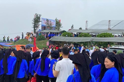 Chen chân trẩy hội Mẫu Sơn
