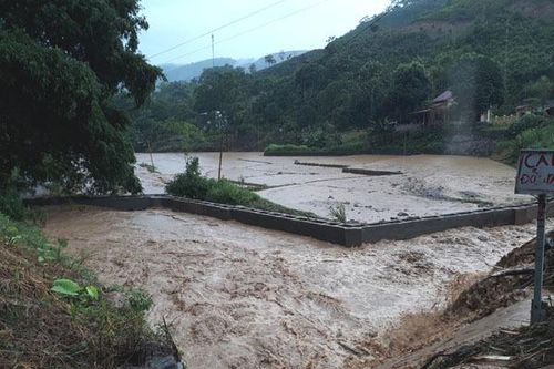 Mưa lớn ở Lào Cai 1 người bị lũ cuốn, sạt lở Lai Châu vùi lấp 1 người