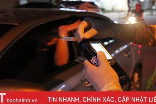 Chống đối kiểm tra nồng độ cồn, một tài xế Hà Tĩnh bị phạt 35 triệu đồng, tước bằng lái 23 tháng