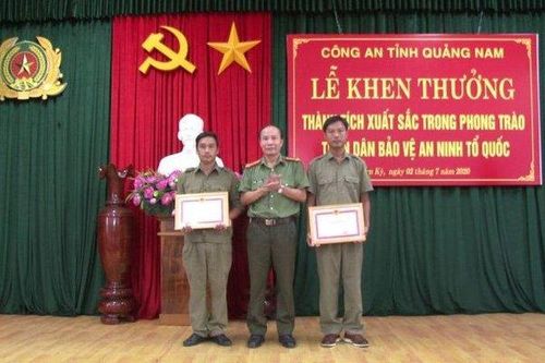 Trao bằng khen cho công dân tố giác nơi lẩn trốn của tù vượt ngục Triệu Quân Sự