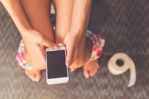 Dùng điện thoại trong nhà vệ sinh: 4 bộ phận này bị đe dọa nghiêm trọng