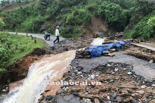 Mưa lớn gây sạt lở và ngập úng nhiều tuyến giao thông trên địa bàn tỉnh