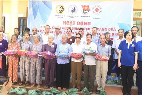 Khám, chữa bệnh nhân đạo và tặng quà cho 500 lượt gia đình chính sách, người già neo đơn, người nghèo.