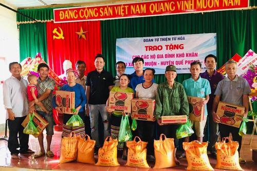 Đoàn Phật tử từ thiện Từ Hòa tặng quà người nghèo