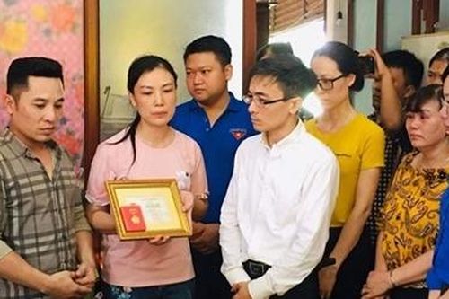 Truy tặng Huy hiệu Tuổi trẻ dũng cảm học sinh cứu bạn đuối nước