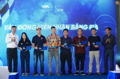 Những tay đua đầu tiên của Việt Nam nhận bằng đua xe quốc tế