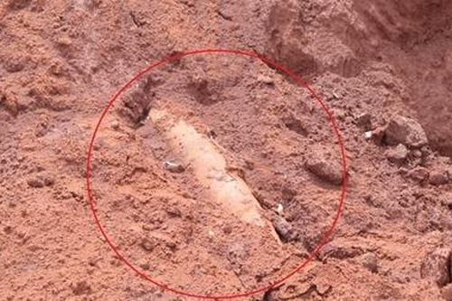 Đào trúng quả bom dài 2 mét khi thi công trại chăn nuôi