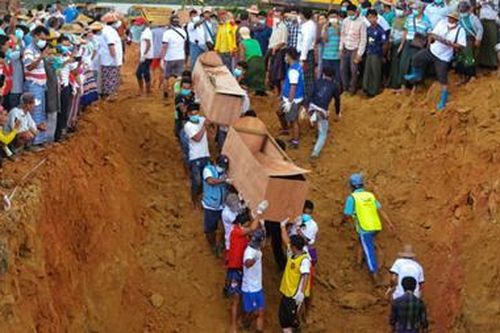 Myanmar chôn cất tập thể các nạn nhân vụ sạt lở mỏ đá