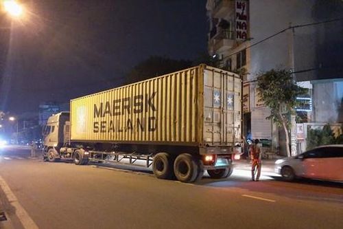 Người đàn ông nghi say xỉn bị xe đầu kéo tông nhập viện ở Sài Gòn
