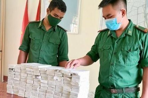 Vác lượng lớn dụng cụ ngừa thai, bị phát hiện bỏ chạy về Campuchia