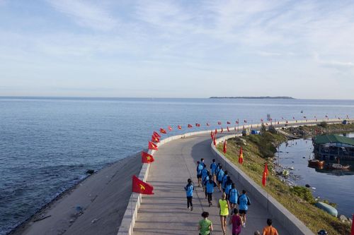 Đường chạy marathon tuyệt đẹp giữa đại dương