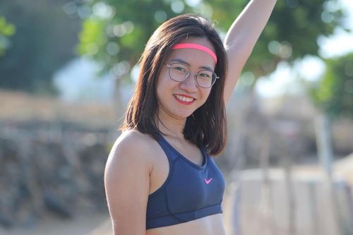 Nữ runner xinh đẹp miệt mài tập luyện trên đường chạy ngoài đảo núi lửa