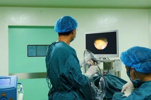 BVĐK Quang Khởi: Nội soi tán sỏi niệu quản ngược dòng bằng Laser giúp người bệnh an tâm điều trị