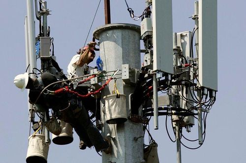 Nhân viên nhà mạng bị đánh chửi vì tin đồn 5G phát tán Covid-19