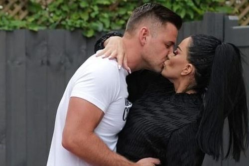 Katie Price hôn bạn trai kém 11 tuổi trên phố