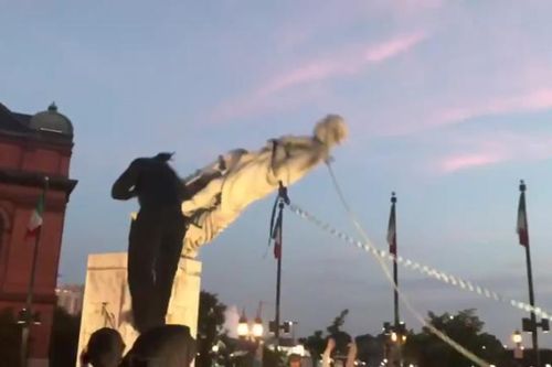Người biểu tình giật đổ tượng Christopher Columbus giữa Quốc khánh Mỹ