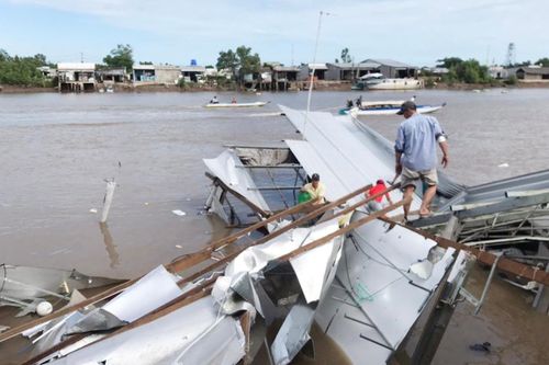 12 căn nhà trôi xuống sông Tam Giang lúc nửa đêm