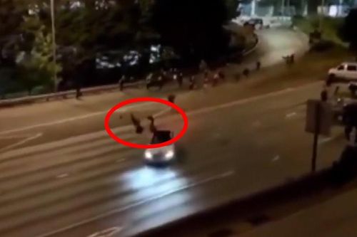Ôtô lao vào người biểu tình, hất văng 2 phụ nữ lên cao ở Mỹ