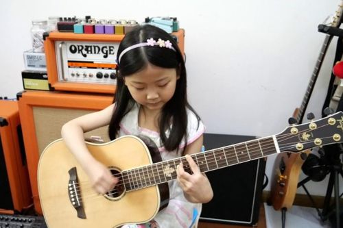 Thần đồng guitar 6 tuổi cố tránh xa thị phi, không muốn vào showbiz