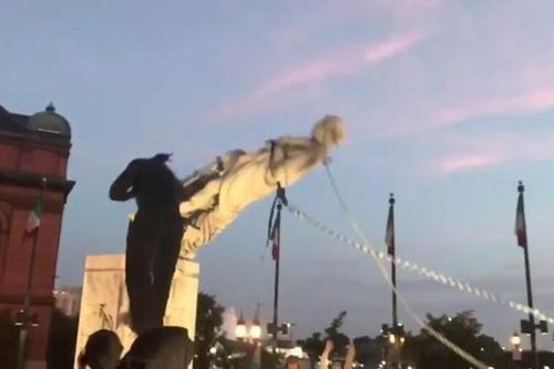 Mỹ: Ngày Quốc khánh, người biểu tình kéo đổ tượng Christopher Columbus